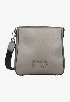 Bolso bandolera cuadrado gris con correa negra ajustable y logo metálico plateado en la parte frontal, con cierre de cremallera en la parte superior.