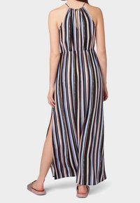 Vestido maxi con cuello halter, con rayas verticales en negro, azul, rosa y blanco. Abertura lateral y tejido suave y fluido.