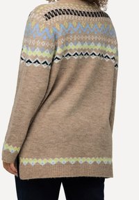 Brauner Strickpullover mit einem gemusterten Schulterbereich in Blau, Grün, Schwarz und Weiß sowie gerippten Bündchen und Saum. Weicher, strukturierter Finish.