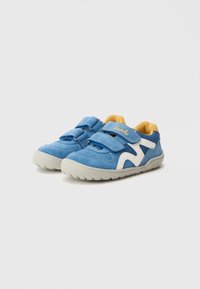 Pantofi din piele întoarsă albastră cu un design din plasă, accente albe și captuseală galbenă. Prezintă două curele ajustabile cu Velcro și tălpi de cauciuc texturate.