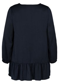 Mörkblå långärmad skjorta med rund halsringning och rynkad peplumkant. Slät textur och svallande ärmar med åtsittande manschetter.