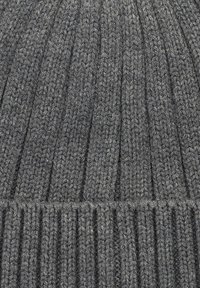 Dzianinowa czapka w ciemnoszarym kolorze, charakteryzująca się prążkową strukturą i podwiniętym brzegiem, z jednolitym wzorem ściegów na całej tkaninie.