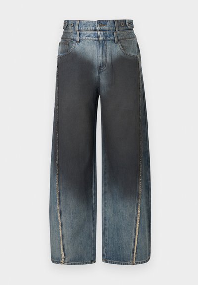 Μπλε τζιν με φαρδιά μπατζάκια, με πιο σκούρα ξεθωριασμένα σημεία μπροστά και ξεφτισμένες κάθετες ραφές στα εξωτερικά μέρη των ποδιών.