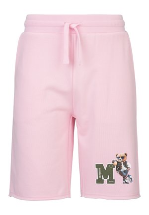 Lichtroze korte broek met een trekkoord in de taille en een grafiek met de letter "M" waarop een beer met zonnebril en een varsityjas op het rechterbeen staat.