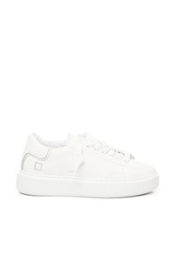 Sneaker in pelle bianca con punta rotonda, suola piatta e lacci sul davanti. Caratterizzato da un design minimalista con un accento grigio sul tallone.