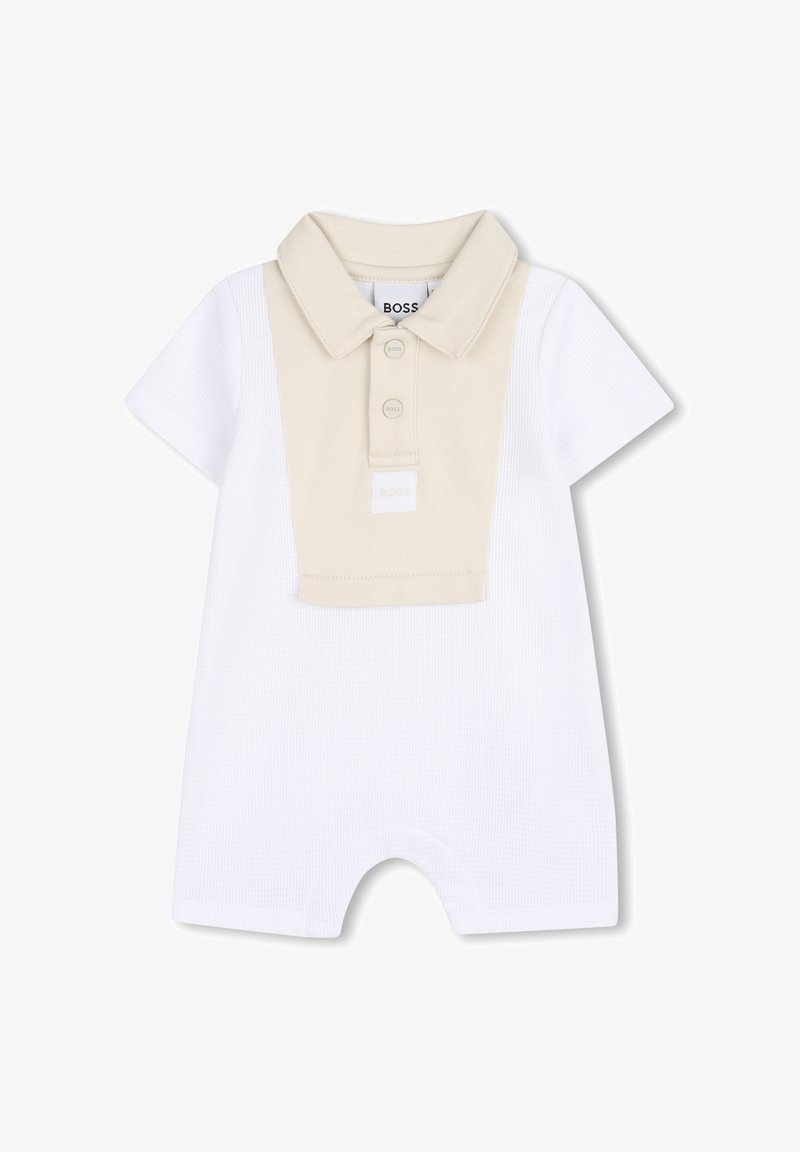 Combinaison polo à manches courtes en blanc et beige, avec col, fermeture à trois boutons, tissu texturé et écusson logo.