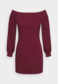 Schulterfreies Kleid aus burgunderfarbenem Stoff mit langen, puffigen Ärmeln und einer taillierten Silhouette, die über Nahtdetails und eine glatte Textur verfügt.