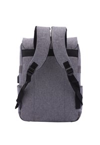 Zaino in tessuto grigio con due spallacci imbottiti, dettagli in rete, molteplici tasche laterali e fibbie regolabili su una forma strutturata.
