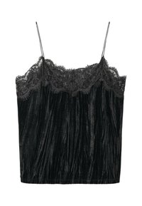 Sorte fløjls camisole med justerbare spaghetti-stropper og intrikat sort blondertrim omkring halsudskæringen, med vertikal tekstur.