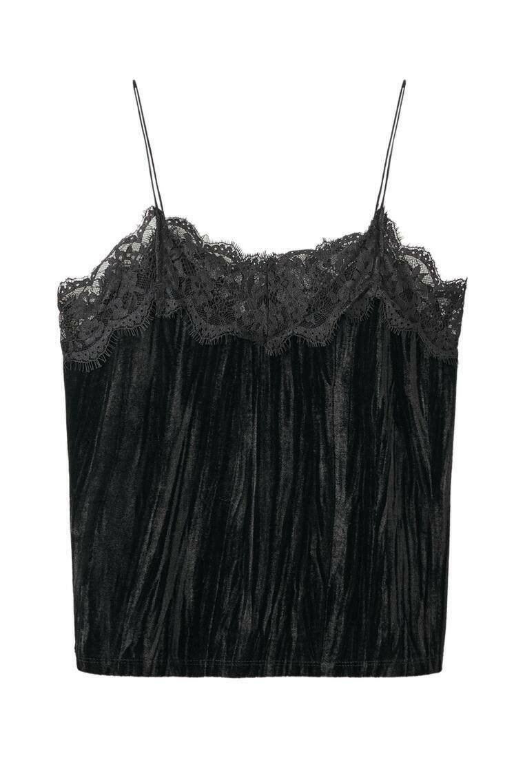 Sorte fløjls camisole med justerbare spaghetti-stropper og intrikat sort blondertrim omkring halsudskæringen, med vertikal tekstur.
