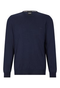 Pull en maille bleu marine à manches longues, col ras du cou, avec un discret logo BOSS sur la poitrine ; texture lisse et coupe ajustée.