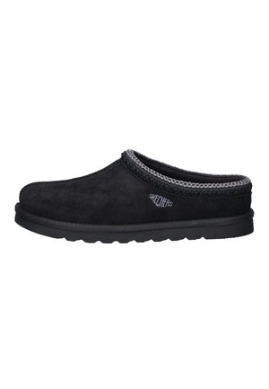 Zwarte Skechers instapperpantoffel met grijze rand en gestructureerde zool, getoond in zijprofiel op een witte achtergrond.