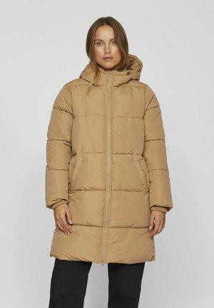 Beige pufferjas met een capuchon, voorzien van een ritssluiting, zijzakken en een gewatteerd ontwerp. Zachte textuur en een lengte tot halverwege de dij.