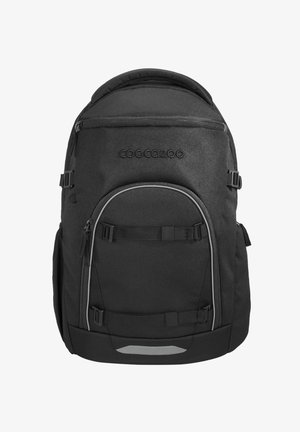 Zwarte Coocazoo-rugzak met voorklepzak met rits, verstelbare riemen en reflecterend detail aan de onderkant in het midden.