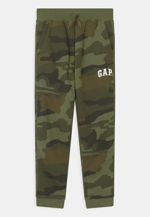Zielono-brązowe spodnie dresowe w kamuflażowy wzór z bocznymi kieszeniami, ściągaczem w pasie ze sznurkiem, mankietami przy kostkach oraz białym logo "GAP" na prawej udzie.