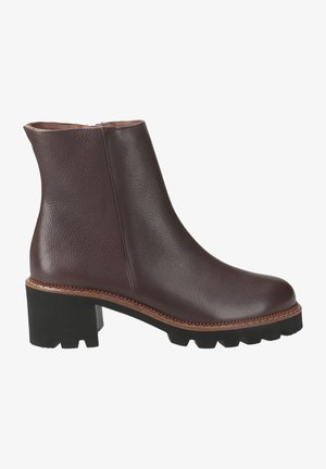 Brązowy skórzany botek za kostkę o teksturowanym wykończeniu, z masywnym czarnym obcasem i kontrastowym brązowym szwem na podeszwie, prezentujący elegancki design.