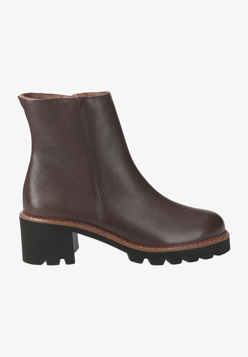 Hnědé kožené kotníkové boty s texturovaným povrchem, s robustním černým podpatkem a kontrastním hnědým prošíváním podrážky, s elegantním designem.