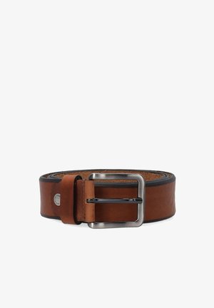 Bruine leren riem met een gladde afwerking, voorzien van een zilveren metalen sp buckle en zwarte randafwerking. Duurzame constructie met een klassieke uitstraling.