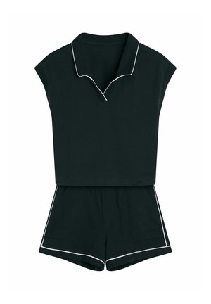 Zestaw z krótkim rękawem w ciemnozielonym kolorze, składający się z bluzki z dekoltem w serek i szortów, ozdobiony białymi lamówkami, wykonany z miękkiego materiału. Szorty mają boczne kieszenie.