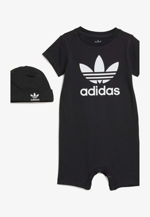 Macacão preto de algodão com mangas curtas, apresentando um grande logótipo branco da Adidas e três riscas no peito. Inclui um gorro preto combinando.