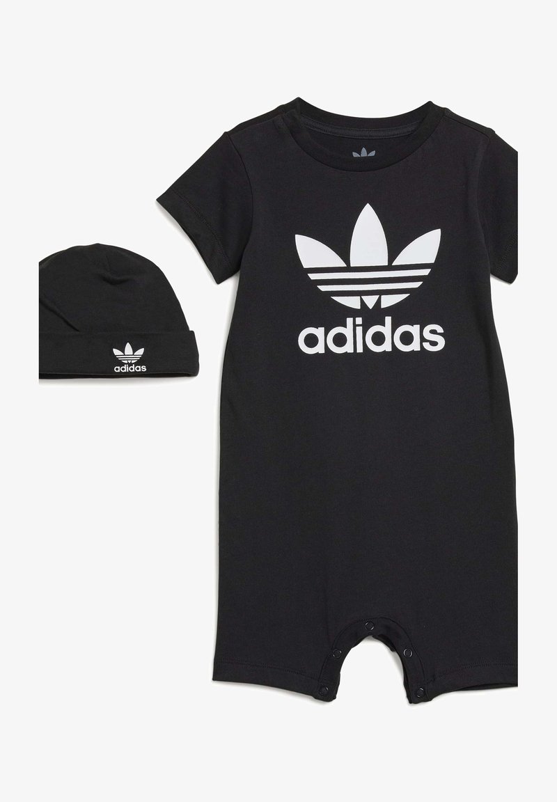 Mono de algodón negro con mangas cortas, con un gran logo blanco de Adidas y tres franjas en el pecho. Incluye un gorro negro a juego.