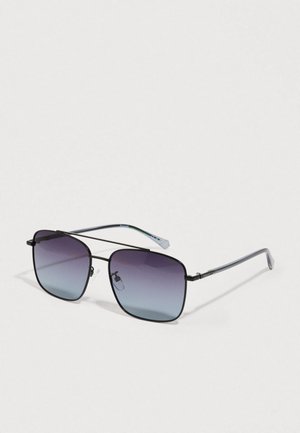 Gafas de sol con marco negro de metal, lentes cuadrados en degradado púrpura-azul y almohadillas nasales ajustables sobre un fondo blanco.