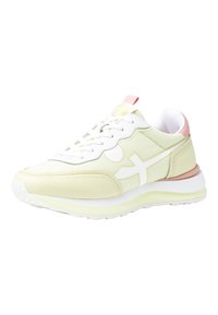 Basket verte claire et blanche avec un design texturé, dotée d'une accentuation rose au talon et de lacets blancs. Semelle épaisse blanche avec adhérence.