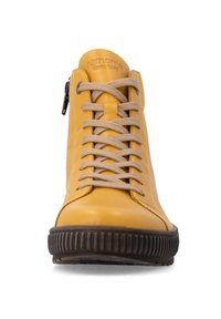 Vue de face d'une botte en cuir jaune avec des lacets beiges, une semelle noire côtelée, une fermeture éclair latérale et "remonte since 1876" embossé sur la languette.