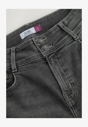 Hoch geschnittene Schlagjeans aus dunkelgrauem Denim mit kontrastierenden Nähten, zwei Knopfverschluss und einem gewebten Etikett, das Größe und Ursprung angibt.