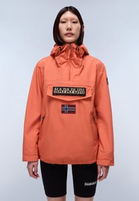 Oranje waterdichte jas met een voorvak, voorzien van een logo patch en een Noorse vlag. Met capuchon, elastische manchetten en zijzakken.