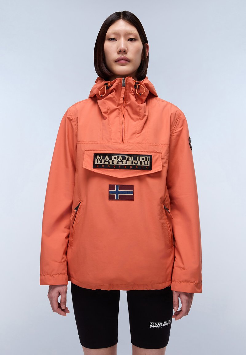 Oranje waterdichte jas met een voorvak, voorzien van een logo patch en een Noorse vlag. Met capuchon, elastische manchetten en zijzakken.