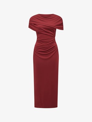 Vestido vermelho justo feito de tecido suave. Apresenta decote drapeado, mangas curtas e detalhes franzidos na cintura. Comprimento midi.