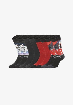 Neuf paires de chaussettes montantes, présentant des designs de personnages d'anime, en noir uni et rouge, disposées côte à côte sur un fond blanc.