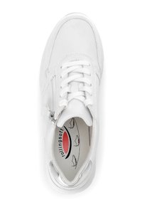 Witte sneaker met een bovenkant van soepel leer, vetersluiting, zijrits, gewatteerde kraag en een rubberen zool met textuur. Zilveren accenten aan de binnenkant.