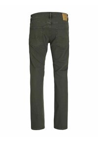 Pantalones verde oliva de corte recto, con cinco bolsillos y una etiqueta de marca de cuero en la cintura, fabricados con un tejido duradero.