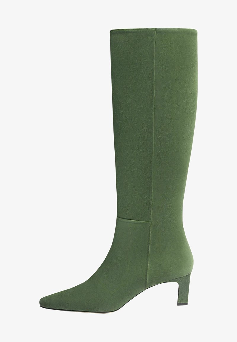 Bottes vertes jusqu'aux genoux en matériau doux et lisse, avec un bout pointu et un talon bloc. Présentent un design sans coutures et des détails minimaux.