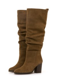 Stivali alti in suede marrone con un design morbido, punta quadrata e tacco spesso. Superficie testurizzata e dettagli di finitura liscia sono visibili.
