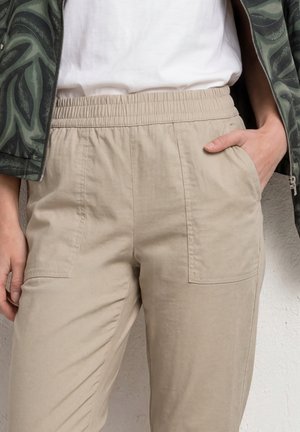 Street One, SLIM LEG CHINO MIT ELASTIKBUND - Pantalon classique - cobble stone