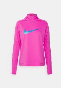 Maglietta a maniche lunghe fucsia con colletto alto e zip a metà. Presenta un grande logo Nike blu sul davanti. Realizzata in morbido tessuto tecnico.