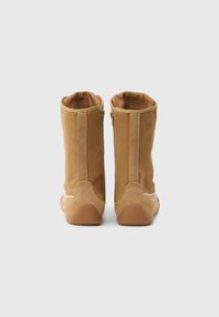 Põlve keskmised poolsaapad, valmistatud kangast ja seemisnahast, tagaküljel lukud, kummist tallad ja dekoratiivne õmblus külgedel.