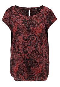 Bluzka z krótkim rękawem w burgundowym kolorze z wzorem paisley w czerni i czerwieni. Posiada dekolt w kształcie łezki z tyłu.