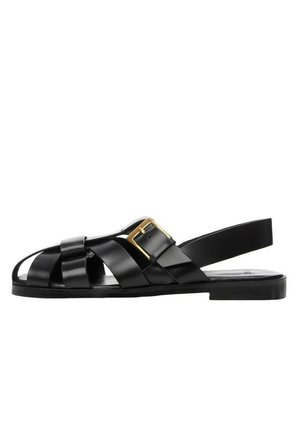 Sandales noires en cuir avec un design ouvert, dotées de brides croisées, d'une boucle élégante et d'une semelle plate pour le confort.