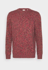 Maglione a girocollo lavorato a maglia in tonalità di rosso e grigio, con un motivo testurizzato e polsini e orlo a coste. Nessun marchio visibile.