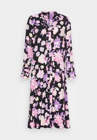 Ein florales Kleid aus schwarzem Stoff mit rosa und lila Blumenmustern, einem Knopfverschluss vorne und langen Ärmeln mit umgeschlagenen Manschetten.