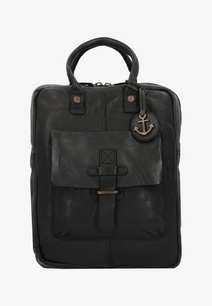 Zwarte leren backpack met twee bovenhandvatten, een voorflapzak, metalen accenten en een anker charme. Glad textuur en rechthoekige vorm.