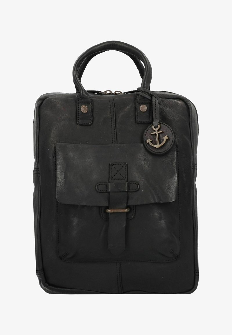 Zaino in pelle nera con due manici superiori, una tasca anteriore a pattina, dettagli metallici e un charm a forma di ancora. Texture liscia e forma rettangolare.