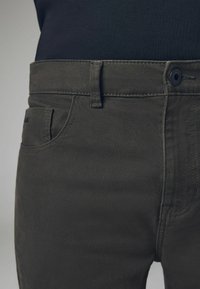 Next SOFT TOUCH STYLE - Traperice suženog kroja - mottled olive