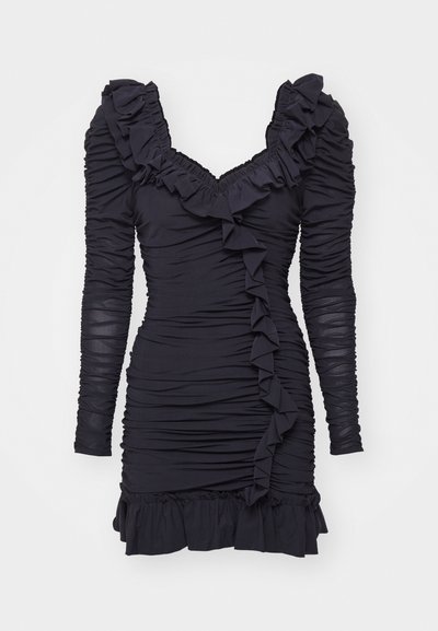 Svart klänning med långa, volangärmar och en volangkrage. Har en samlad textur och en kroppsnära design med en fransad fåll.