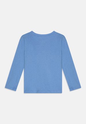 Langermet blå t-skjorte laget av myk stoff, med rund hals, rett nederkant og jevn tekstur uten noen mønstre eller dekorasjoner.