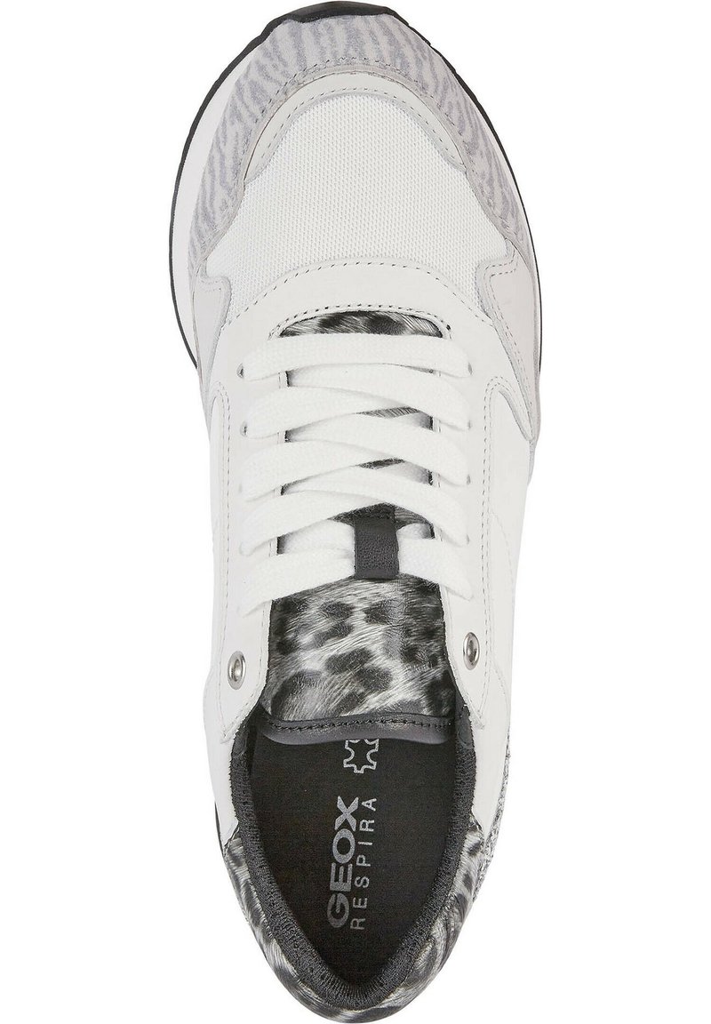Sneaker bianca con un'accenno in stampa leopardata grigia testurizzata. Presenta chiusura con lacci, tessuto a rete e suola in gomma nera. Marchio Geox visibile.